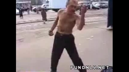 Пияница играе Mortal Kombat на улицата