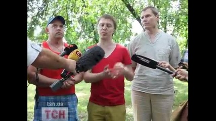Маскиран нападна гей активисти в Киев (украйна)