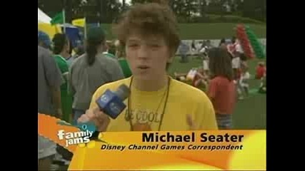 Michael Seater Интервира Selena Gomez And Nick Jonas
