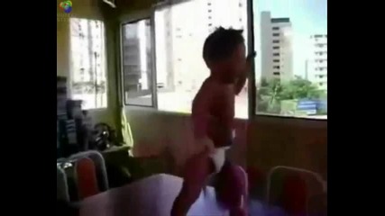 Бебе танцува много яко на - Помпа кючек