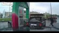 Руснак прави лудо шоу на бензиностанция ... Смях!