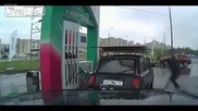 Руснак прави лудо шоу на бензиностанция ... Смях!