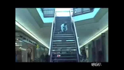 Дете пада по стълбите 