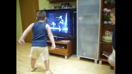 Близнаци танцуват на Michael Jackson