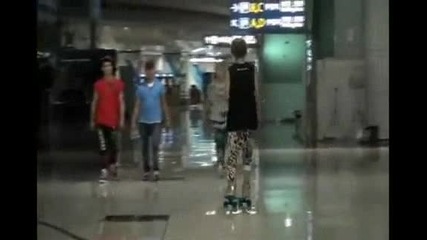 Niel shows off his skateboarding skills for Be Ma Girl Mv behind the scenes