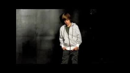 Win Justin Bieber`s Autograph 