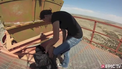 Секси и опасно! Как се скача от високо с бална рокля?