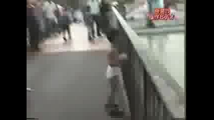Малко японче отнесено от вълната (смях)