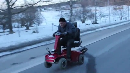 Лудо шоу на пътя с инвалидна количка