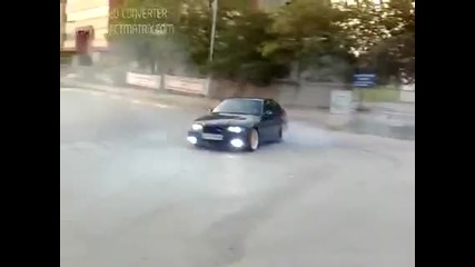 Този знае как се прави Donut с Bmw e36