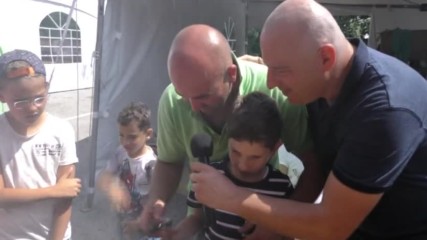 Деца от Дупница готвят на скарата на "чудеса от меса" на Табиет фест в парк Рила.