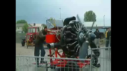 Старовремски самолетен двигател по време на работа