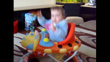 Малката ми принцеса се кефи на чалга!!