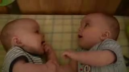 Бебета близнаци се гледат и се смеят :d:d 