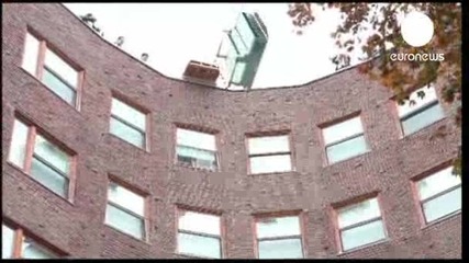 Студенти хвърлят пиано от покрив
