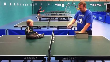 Бебе играе тенис на маса