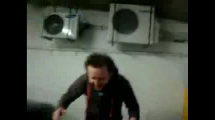Мотоциклет се разбива в стена 