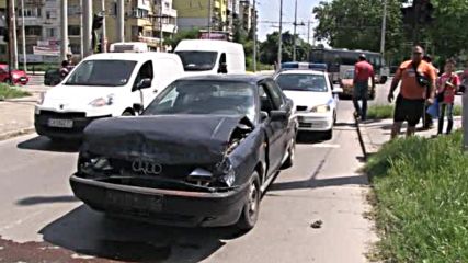 Четири автомобила във верижна катастрофа на спирка в Русе