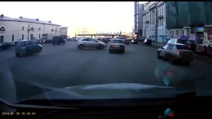 Невероятно паркиране на жена в Русия