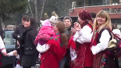 С бабино хоро Разлог празнува деня на родилната помощ