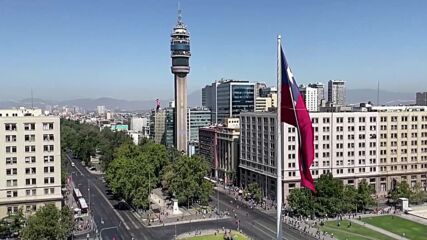 Спортист направи слаклайн разходка между два небостъргача в Чили (ВИДЕО)