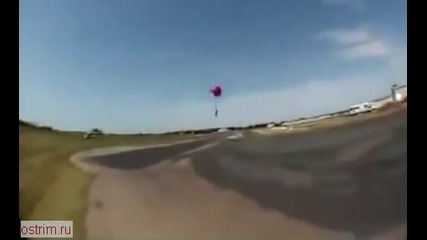 Баба на 80 скача с парашут