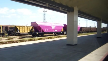 Цикламени товарни вагони на гара Горна Оряховица