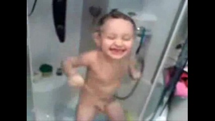 Малко Момче Танцува В Банята