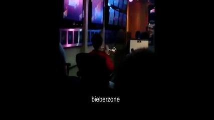 Justin Bieber свири на тромпет