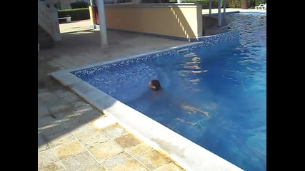 Златни пясъци 2011г. Лучи плува в басейна (не чеможе да плува)!!!