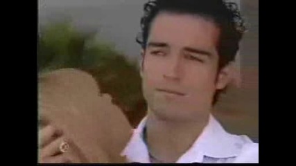miguel carga a mia