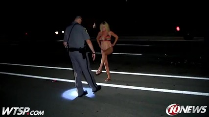 Пияна секси баба омайва пътни полицаи по бикини