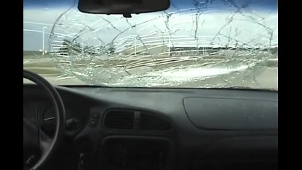 Идиот скача върху кола докато колата се движи и счупва стъклото на колата