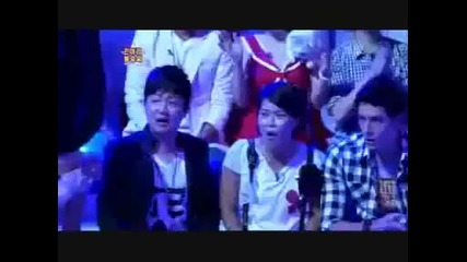 Onew scares Victoria and Luna_ then he falls.