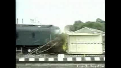 Влак се блъска в стена с бясна скорост