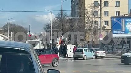 Линейка се преобърна след удар с кола в центъра на София
