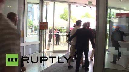 Germany: "Oxi!" Merkel interrupted by Greek solidarity protesters