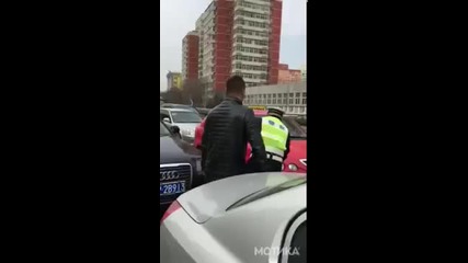 Ненормален шофьор срещу ненормални полицаи в Китай
