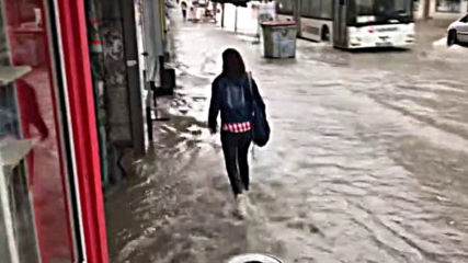 Пороен дъжд наводни сгради във Велико Търново