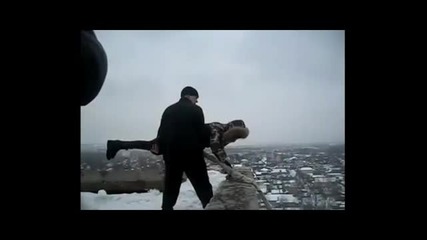 Руснак хвърля жена от сграда !