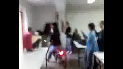 Ученик Влиза С Мотор В Класната Стая 