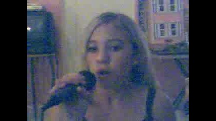 Момиче Пее Пред Камерата