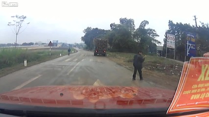 Мъж се изправя на крака след сблъсък с голям камион!