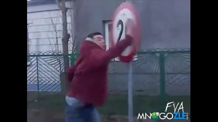 Идиот срещу пътен знак