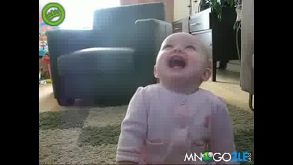 Сладко бебе се скъсва от смях