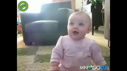 Сладко бебе се скъсва от смях
