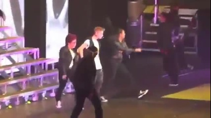 Justin Bieber повръща на сцената