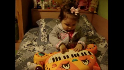 Кристина свири на пиано