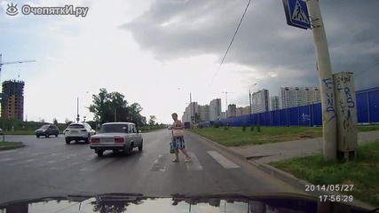 Шофьор помага на жена да пресече улицата