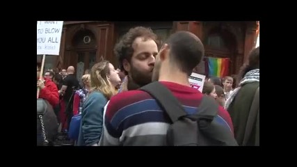 Стотици хора протестираха с гей целувки срещу хомофобия в лондонски клуб - 15 април 2011
